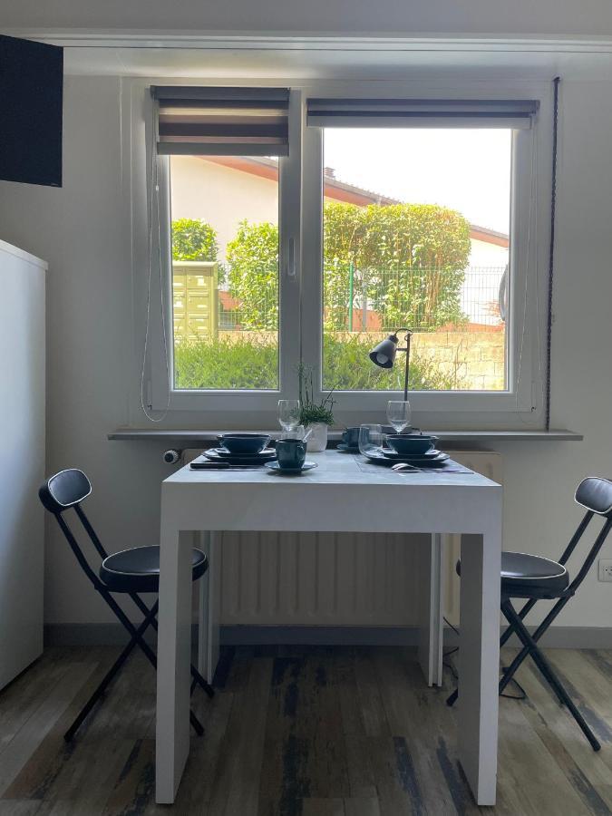 Dnn - Stylish Studio - Free Wifi, Netflix And Parking - Min Away To Basel And Airport - Dishwasher, Washing Machine 생루이 외부 사진
